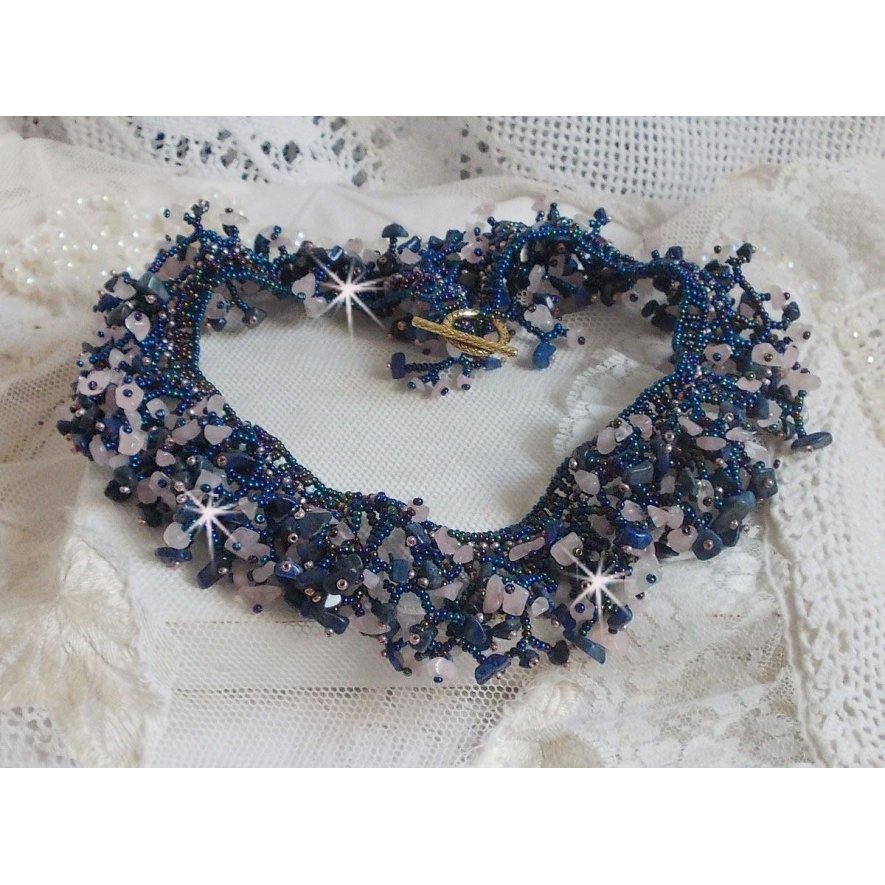Koraal bloemenketting met rocailles en halfedelstenen als kwarts, sodaliet en Lapis Lazuli.