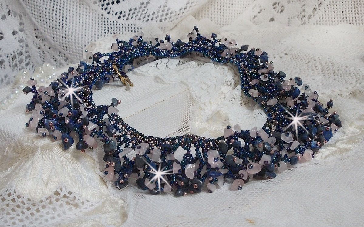 Koraal bloemenketting met rocailles en halfedelstenen als kwarts, sodaliet en Lapis Lazuli.