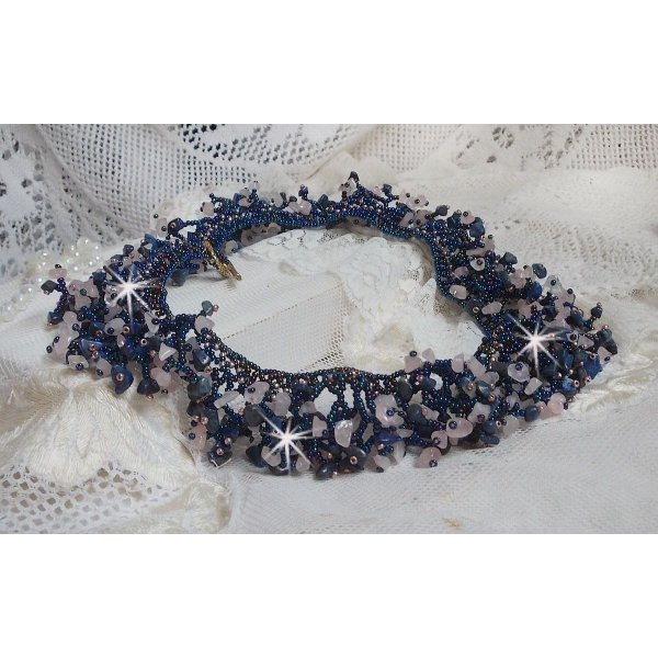 Koraal bloemenketting met rocailles en halfedelstenen als kwarts, sodaliet en Lapis Lazuli.