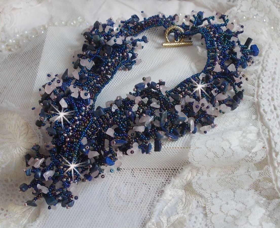 Koraal bloemenketting met rocailles en halfedelstenen als kwarts, sodaliet en Lapis Lazuli.