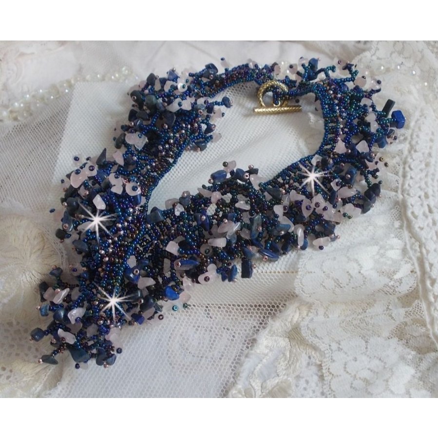 Koraal bloemenketting met rocailles en halfedelstenen als kwarts, sodaliet en Lapis Lazuli.