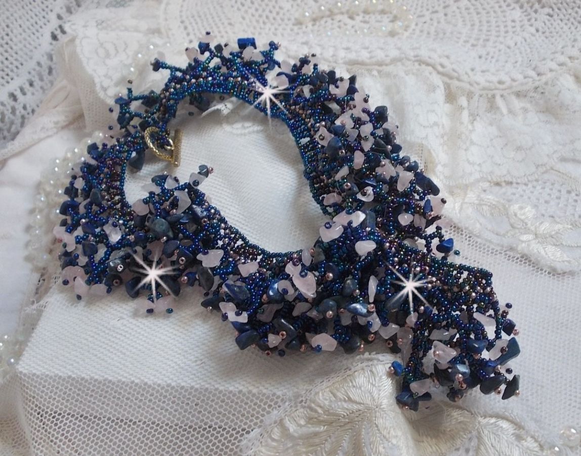 Koraal bloemenketting met rocailles en halfedelstenen als kwarts, sodaliet en Lapis Lazuli.