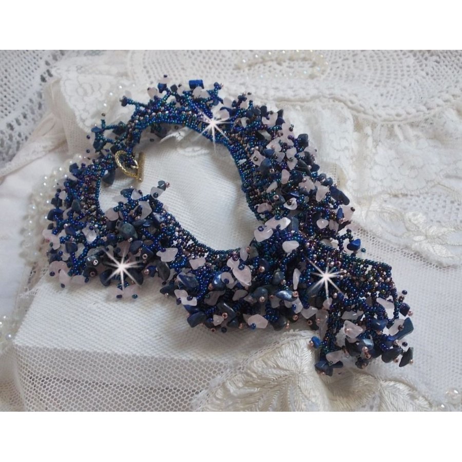 Koraal bloemenketting met rocailles en halfedelstenen als kwarts, sodaliet en Lapis Lazuli.