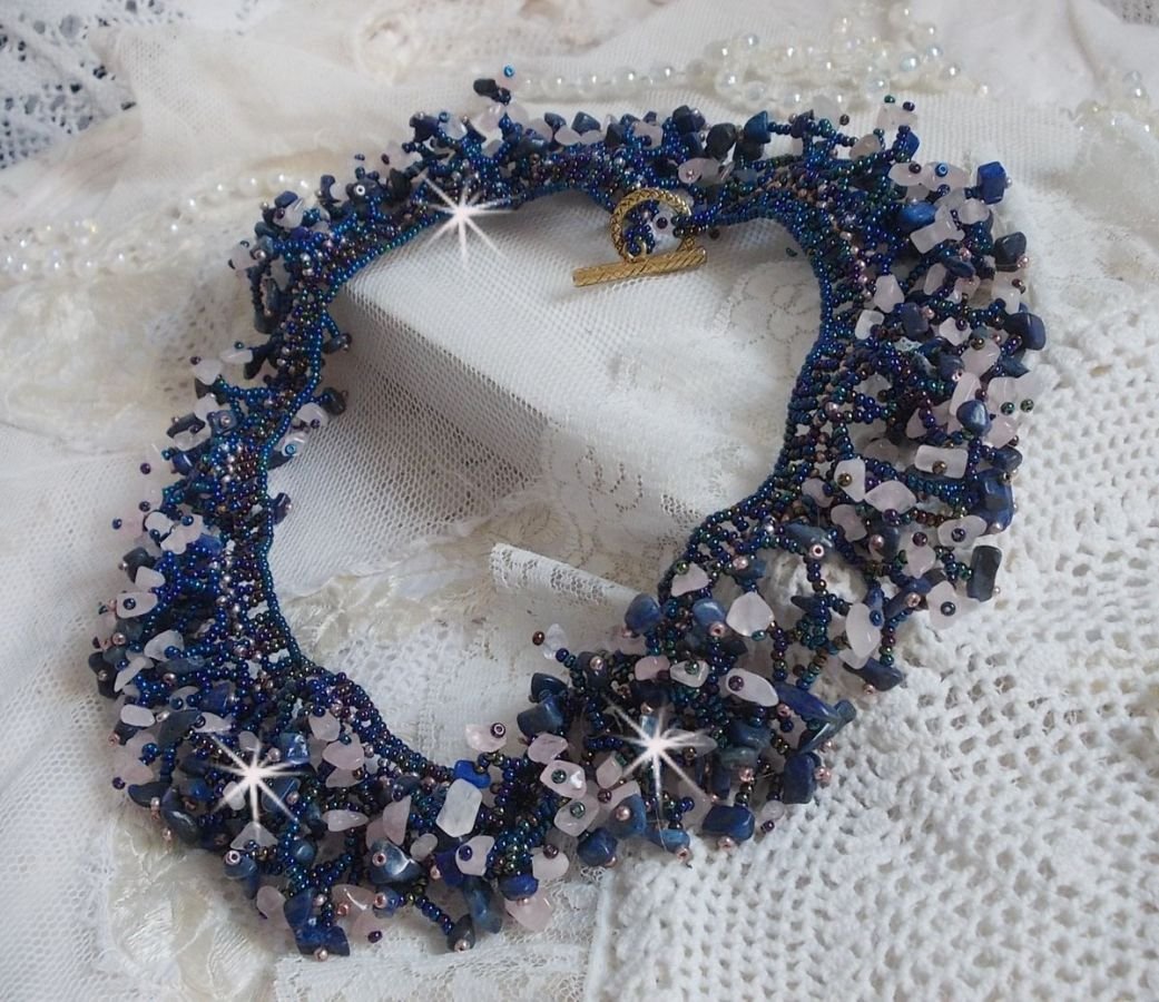 Koraal bloemenketting met rocailles en halfedelstenen als kwarts, sodaliet en Lapis Lazuli.