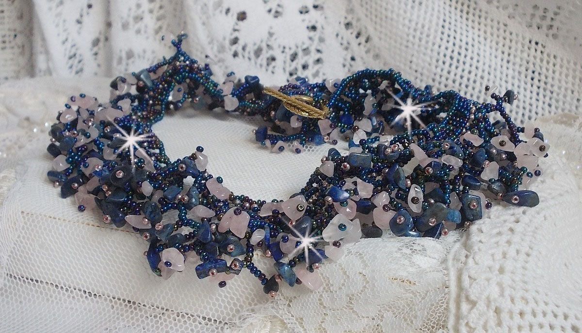 Koraal bloemenketting met rocailles en halfedelstenen als kwarts, sodaliet en Lapis Lazuli.