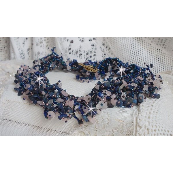Koraal bloemenketting met rocailles en halfedelstenen als kwarts, sodaliet en Lapis Lazuli.