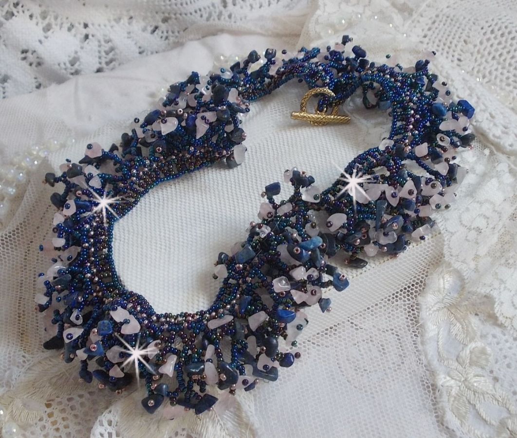 Koraal bloemenketting met rocailles en halfedelstenen als kwarts, sodaliet en Lapis Lazuli.