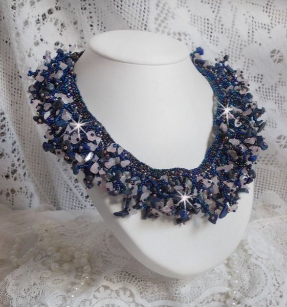 Koraal bloemenketting met rocailles en halfedelstenen als kwarts, sodaliet en Lapis Lazuli.
