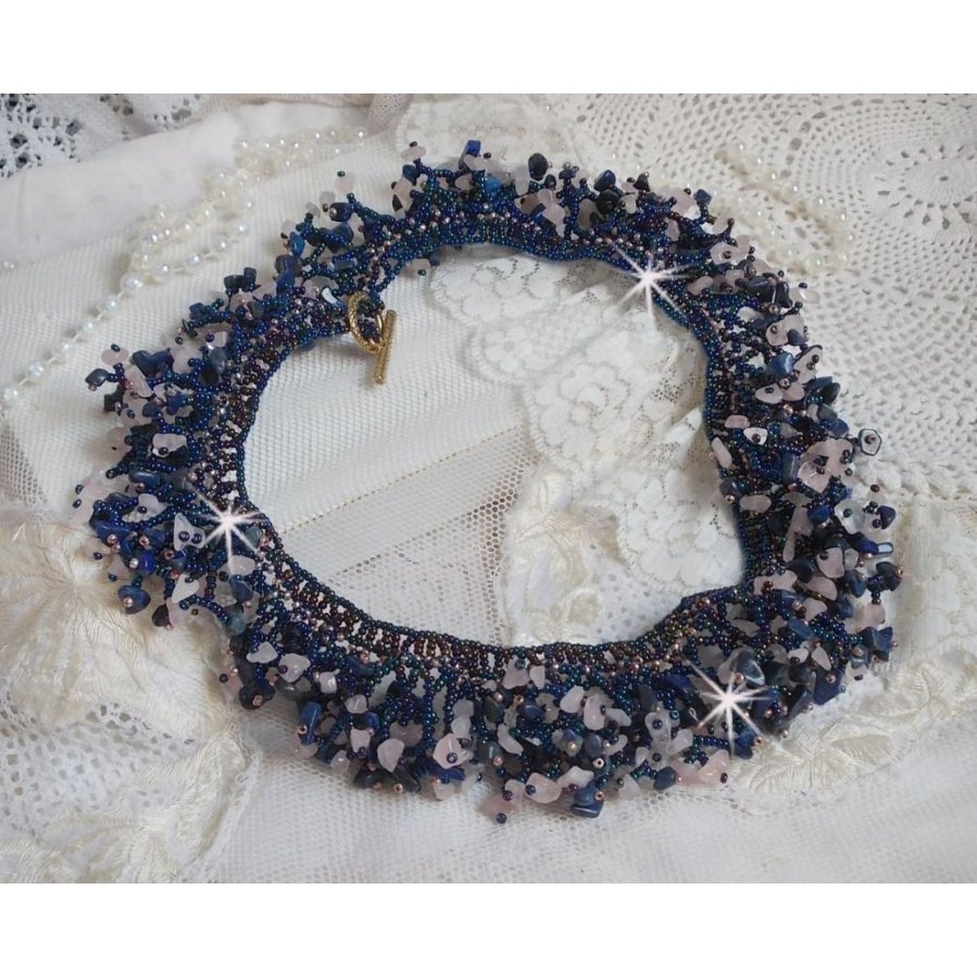 Koraal bloemenketting met rocailles en halfedelstenen als kwarts, sodaliet en Lapis Lazuli.