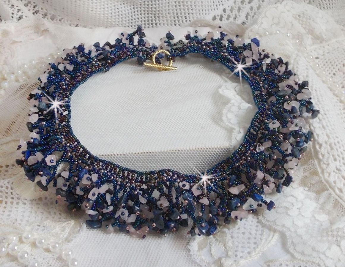 Koraal bloemenketting met rocailles en halfedelstenen als kwarts, sodaliet en Lapis Lazuli.