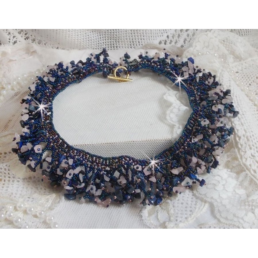Koraal bloemenketting met rocailles en halfedelstenen als kwarts, sodaliet en Lapis Lazuli.