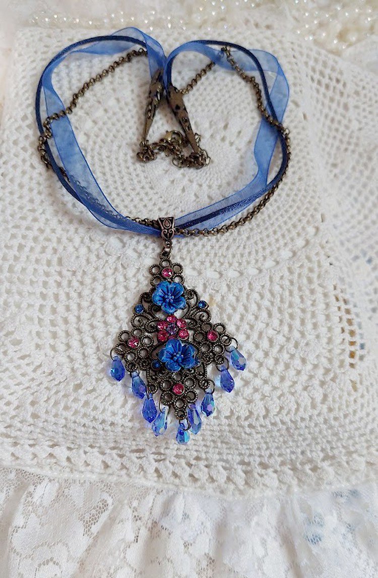 Collier Fleurs Bleues avec estampe, fleurs en résine, rubans, queue de rat, cabochons zirconium et perles cristal Swarovski