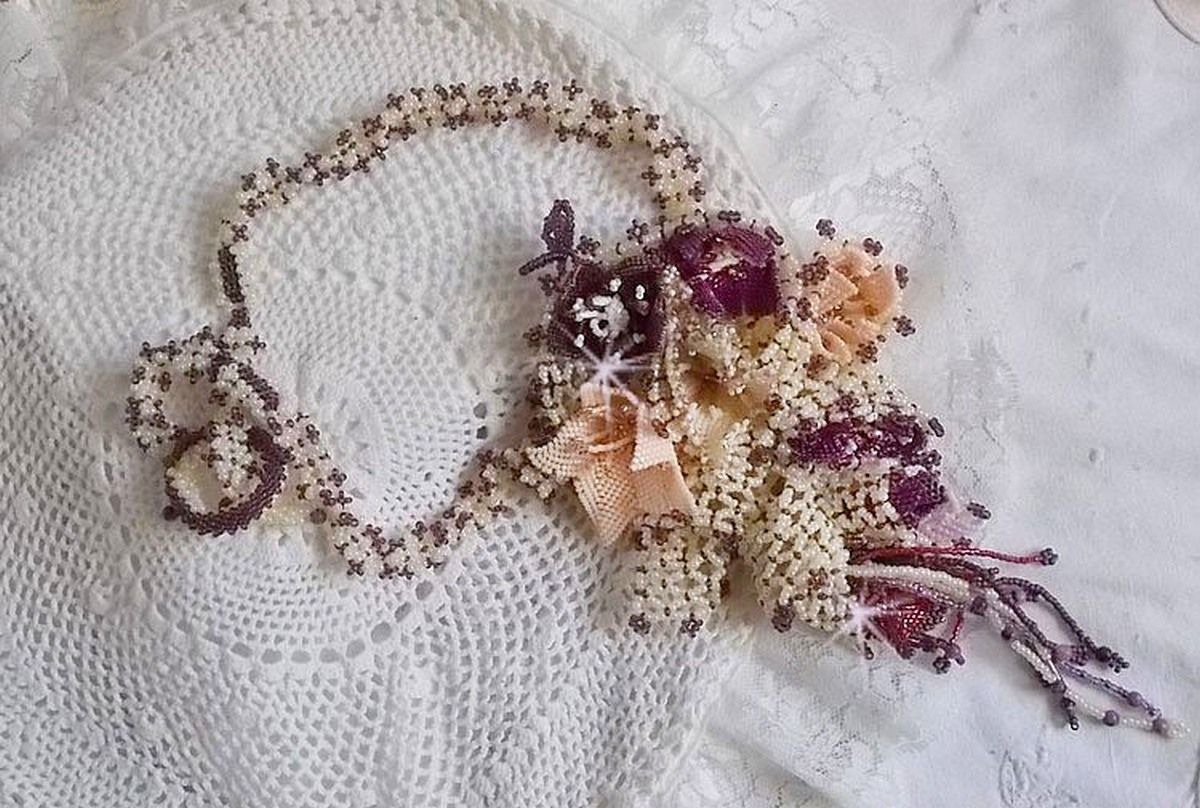 Ketting Les Floralies gemonteerd met edelstenen : Sugiliet en Miyuki Delicas kralen van verschillende kleuren. 