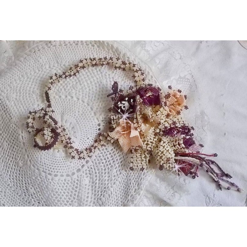 Ketting Les Floralies gemonteerd met edelstenen : Sugiliet en Miyuki Delicas kralen van verschillende kleuren. 