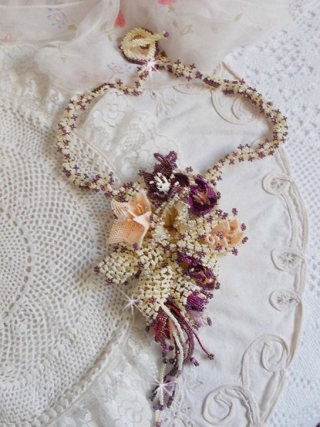 Ketting Les Floralies gemonteerd met edelstenen : Sugiliet en Miyuki Delicas kralen van verschillende kleuren. 