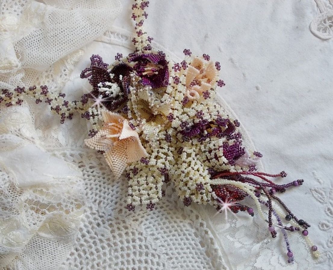 Ketting Les Floralies gemonteerd met edelstenen : Sugiliet en Miyuki Delicas kralen van verschillende kleuren. 