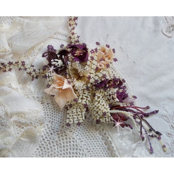 Ketting Les Floralies gemonteerd met edelstenen : Sugiliet en Miyuki Delicas kralen van verschillende kleuren. 