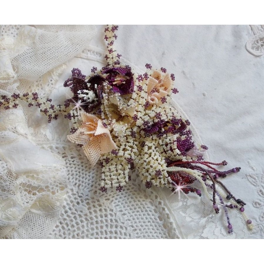 Ketting Les Floralies gemonteerd met edelstenen : Sugiliet en Miyuki Delicas kralen van verschillende kleuren. 