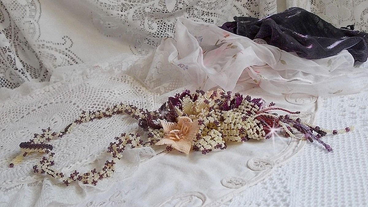 Ketting Les Floralies gemonteerd met edelstenen : Sugiliet en Miyuki Delicas kralen van verschillende kleuren. 
