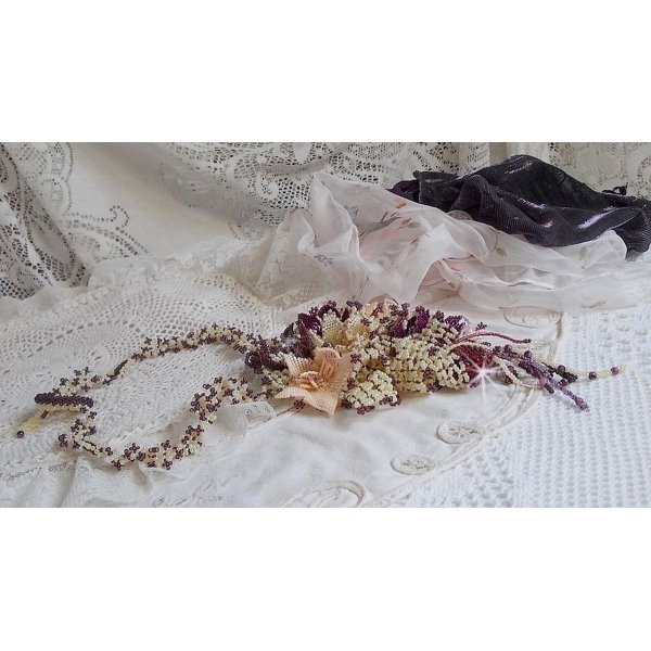Ketting Les Floralies gemonteerd met edelstenen : Sugiliet en Miyuki Delicas kralen van verschillende kleuren. 