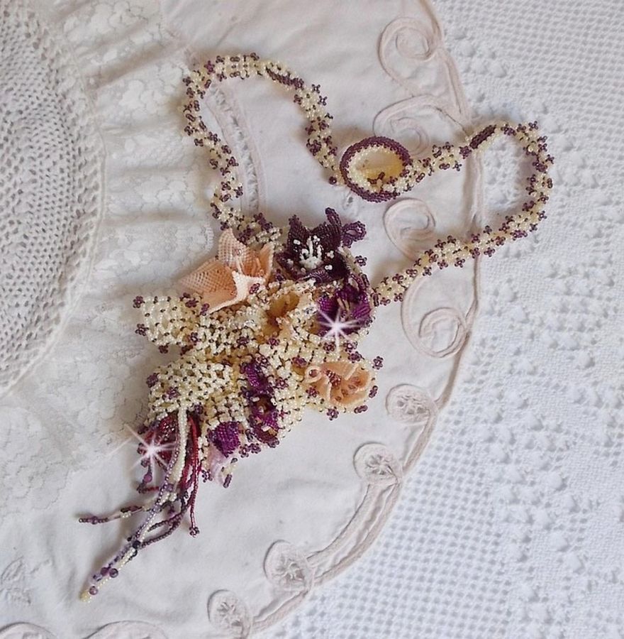 Ketting Les Floralies gemonteerd met edelstenen : Sugiliet en Miyuki Delicas kralen van verschillende kleuren. 