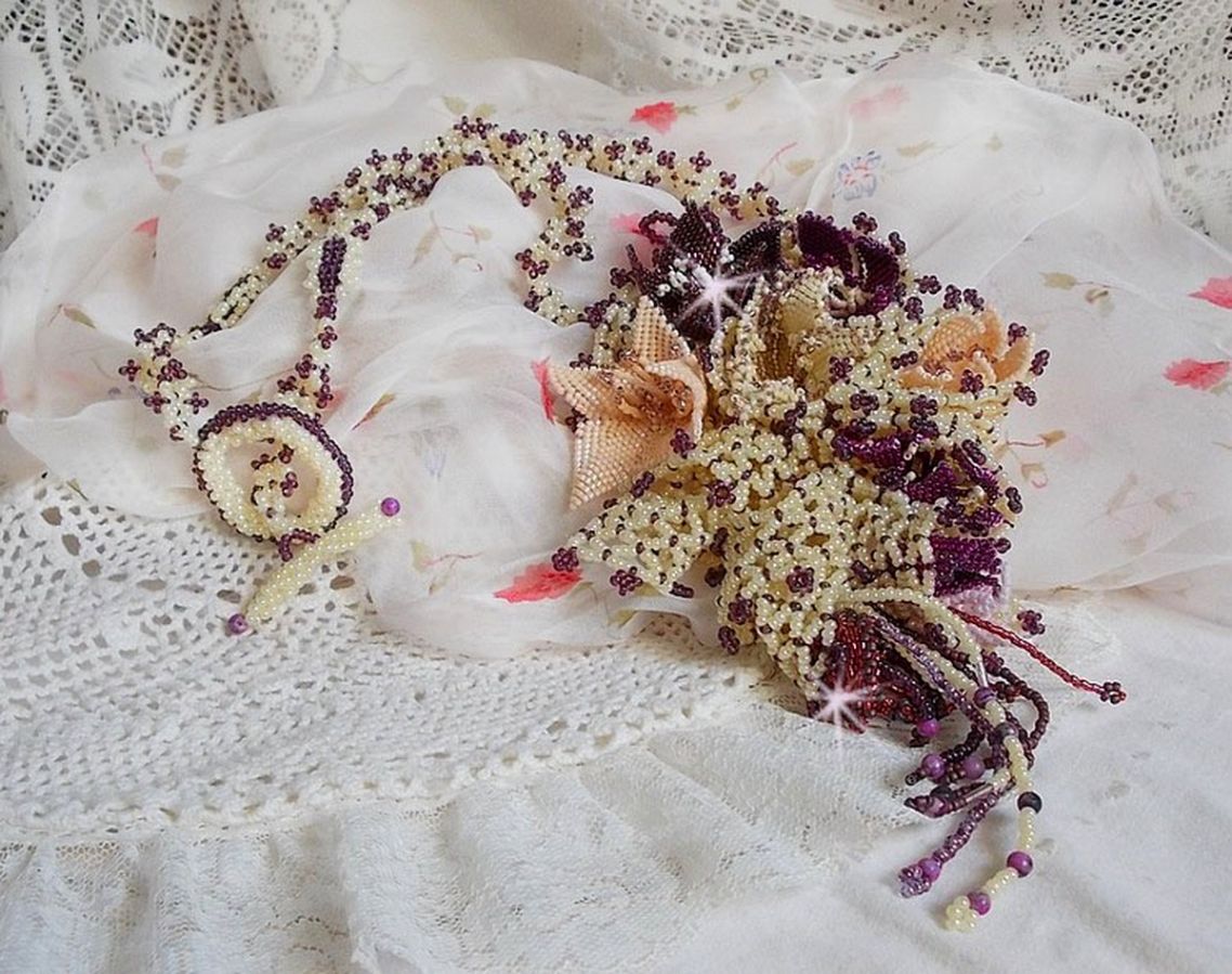Ketting Les Floralies gemonteerd met edelstenen : Sugiliet en Miyuki Delicas kralen van verschillende kleuren. 