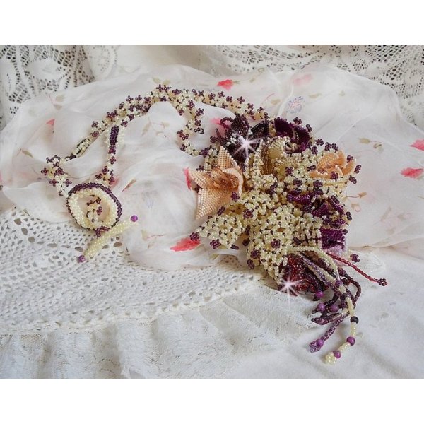 Ketting Les Floralies gemonteerd met edelstenen : Sugiliet en Miyuki Delicas kralen van verschillende kleuren. 