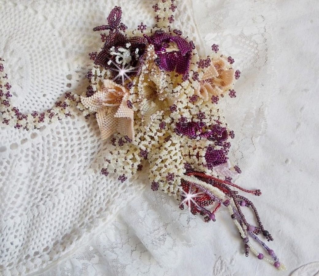 Ketting Les Floralies gemonteerd met edelstenen : Sugiliet en Miyuki Delicas kralen van verschillende kleuren. 