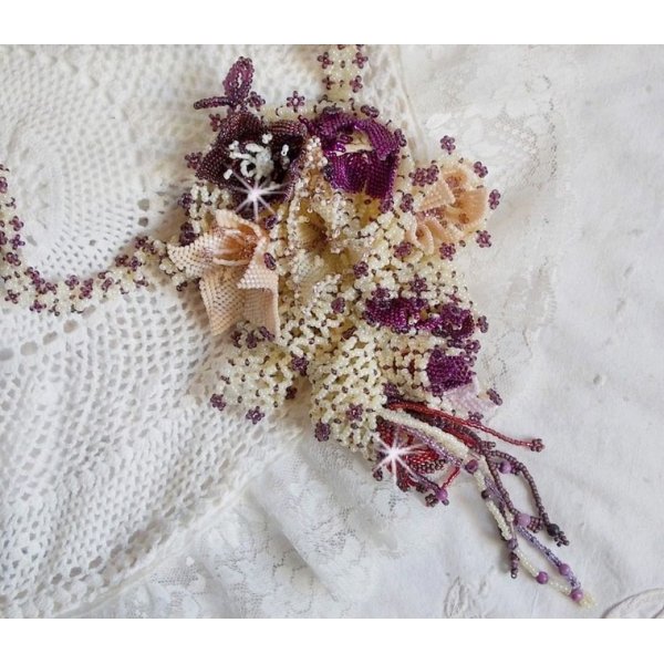Ketting Les Floralies gemonteerd met edelstenen : Sugiliet en Miyuki Delicas kralen van verschillende kleuren. 
