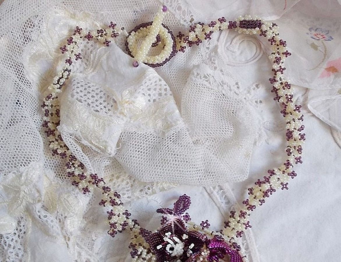 Ketting Les Floralies gemonteerd met edelstenen : Sugiliet en Miyuki Delicas kralen van verschillende kleuren. 
