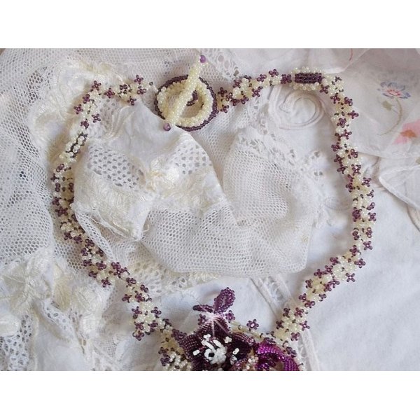 Ketting Les Floralies gemonteerd met edelstenen : Sugiliet en Miyuki Delicas kralen van verschillende kleuren. 