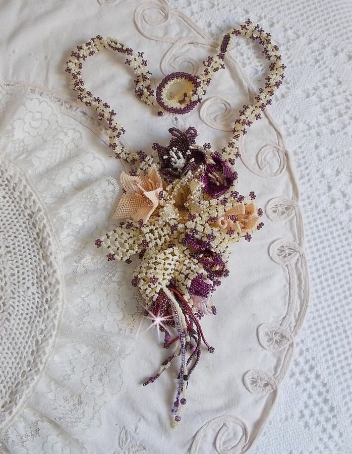 Ketting Les Floralies gemonteerd met edelstenen : Sugiliet en Miyuki Delicas kralen van verschillende kleuren. 