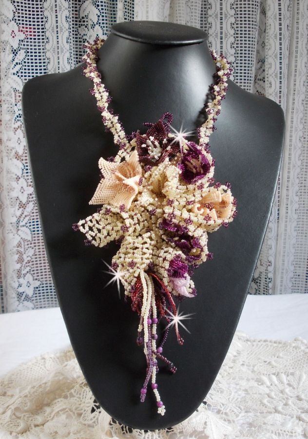 Ketting Les Floralies gemonteerd met edelstenen : Sugiliet en Miyuki Delicas kralen van verschillende kleuren. 