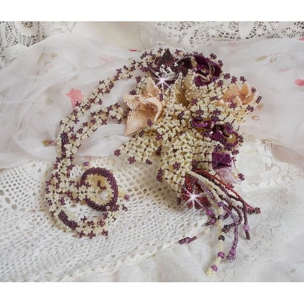 Ketting Les Floralies gemonteerd met edelstenen : Sugiliet en Miyuki Delicas kralen van verschillende kleuren. 