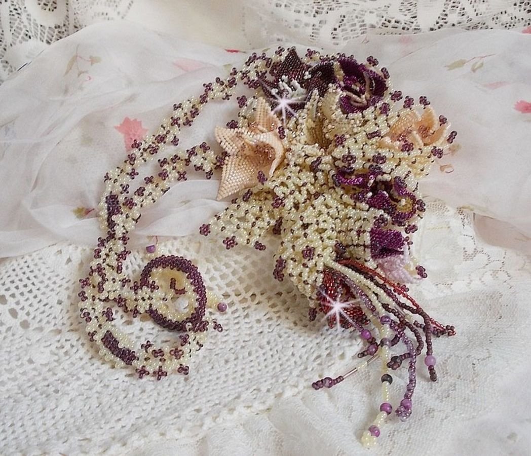 Ketting Les Floralies gemonteerd met edelstenen : Sugiliet en Miyuki Delicas kralen van verschillende kleuren. 
