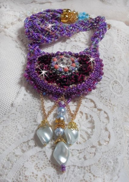 Freesia ketting geborduurd met Fuchsia hars rozen gemarmerd met Roos, Swarovski kristallen en rocailles.