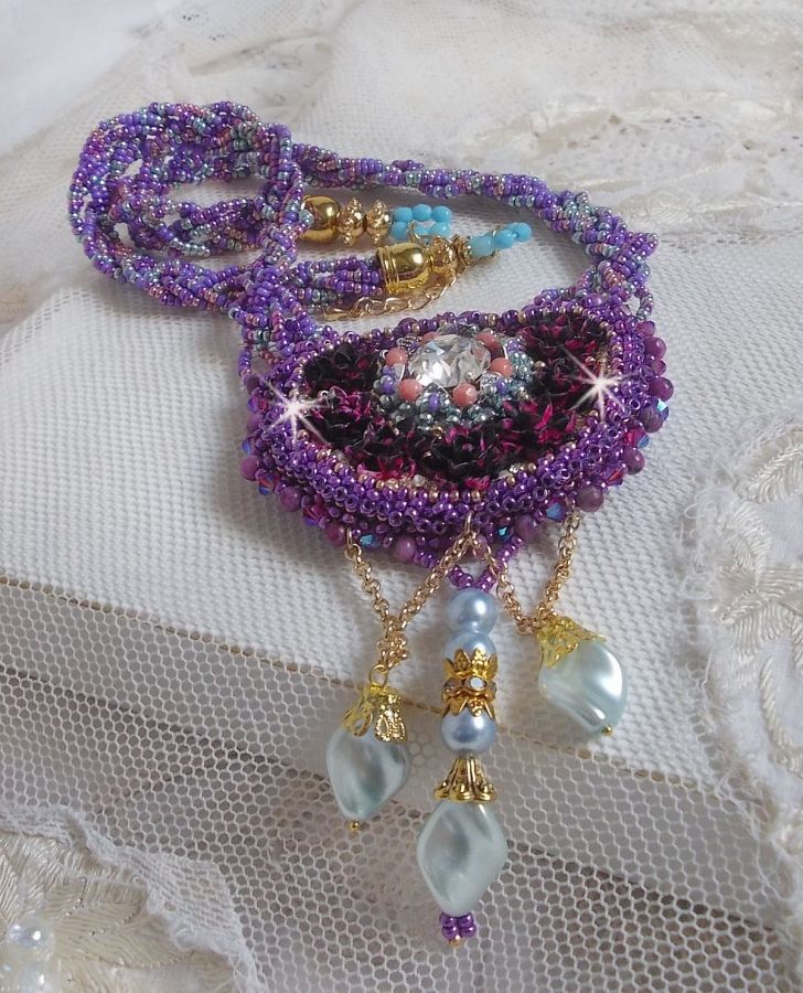 Freesia ketting geborduurd met Fuchsia hars rozen gemarmerd met Roos, Swarovski kristallen en rocailles.