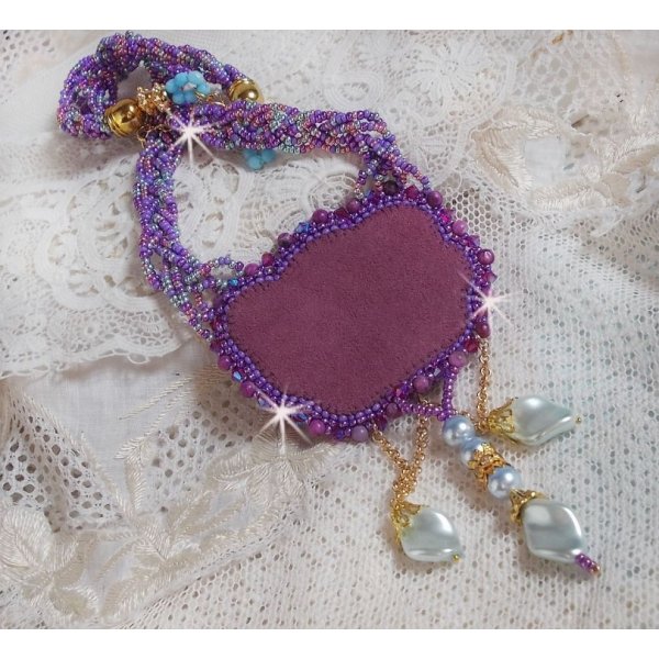 Freesia ketting geborduurd met Fuchsia hars rozen gemarmerd met Roos, Swarovski kristallen en rocailles.