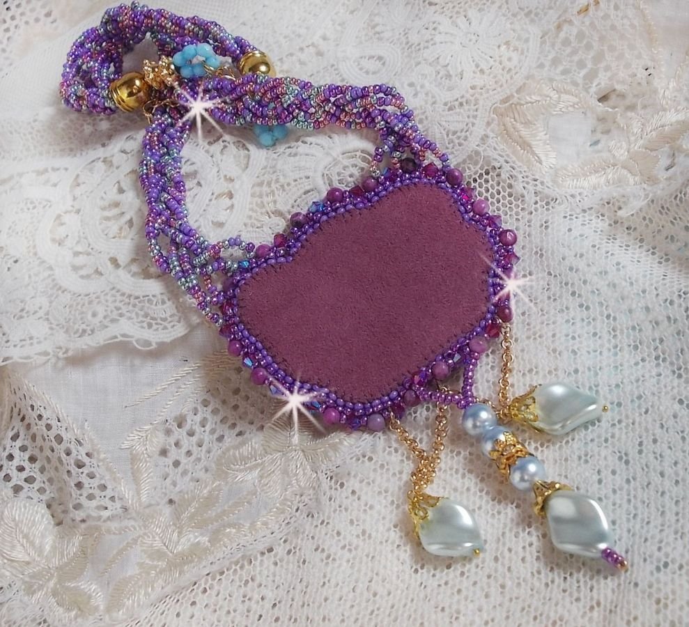 Freesia ketting geborduurd met Fuchsia hars rozen gemarmerd met Roos, Swarovski kristallen en rocailles.