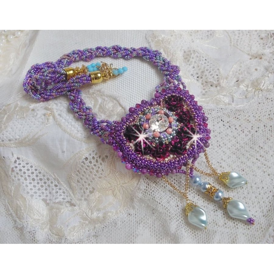 Freesia ketting geborduurd met Fuchsia hars rozen gemarmerd met Roos, Swarovski kristallen en rocailles.