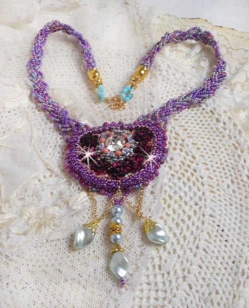 Freesia ketting geborduurd met Fuchsia hars rozen gemarmerd met Roos, Swarovski kristallen en rocailles.