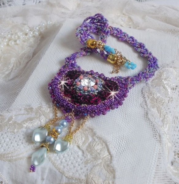 Freesia ketting geborduurd met Fuchsia hars rozen gemarmerd met Roos, Swarovski kristallen en rocailles.