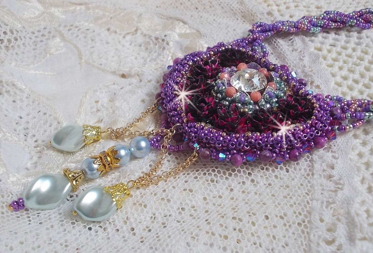 Freesia ketting geborduurd met Fuchsia hars rozen gemarmerd met Roos, Swarovski kristallen en rocailles.