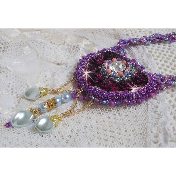 Freesia ketting geborduurd met Fuchsia hars rozen gemarmerd met Roos, Swarovski kristallen en rocailles.