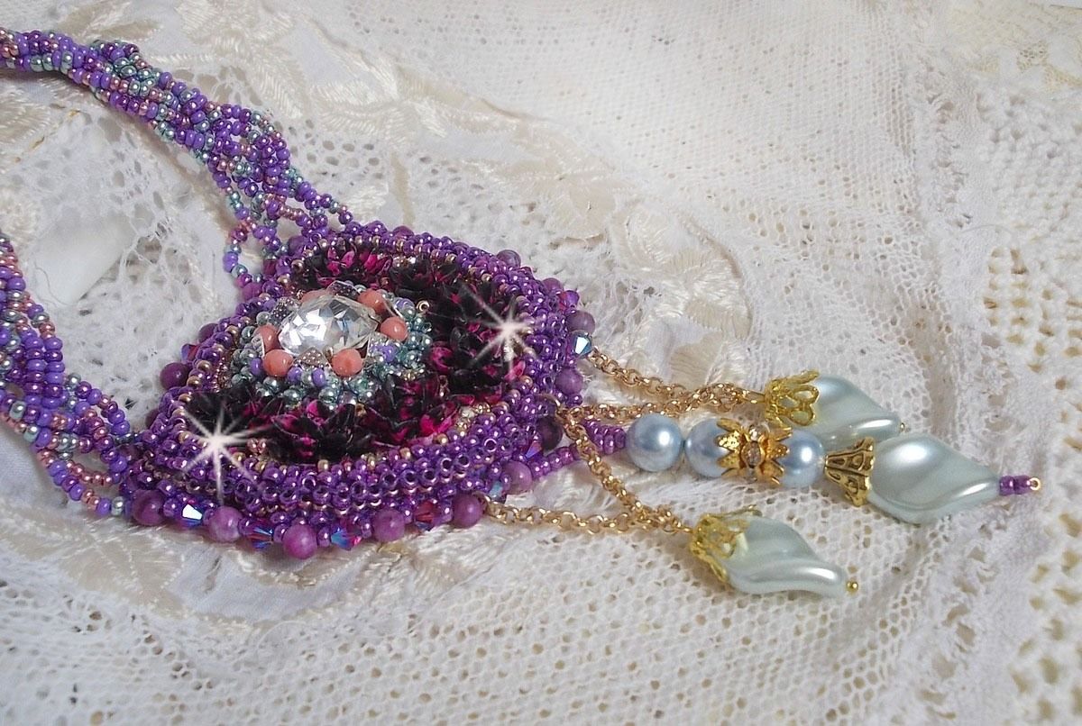 Freesia ketting geborduurd met Fuchsia hars rozen gemarmerd met Roos, Swarovski kristallen en rocailles.