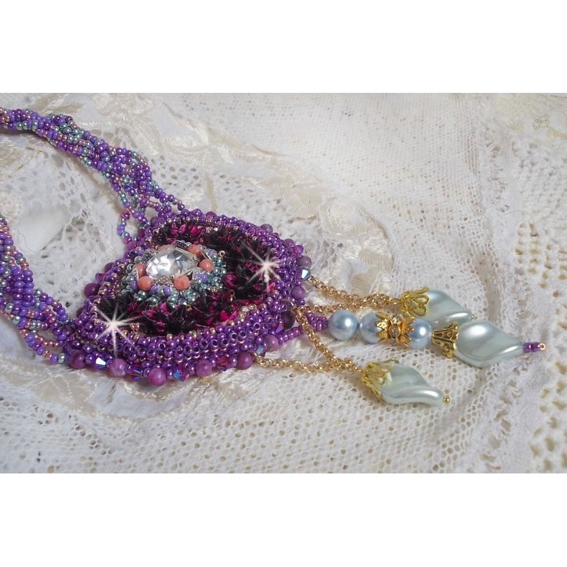 Freesia ketting geborduurd met Fuchsia hars rozen gemarmerd met Roos, Swarovski kristallen en rocailles.