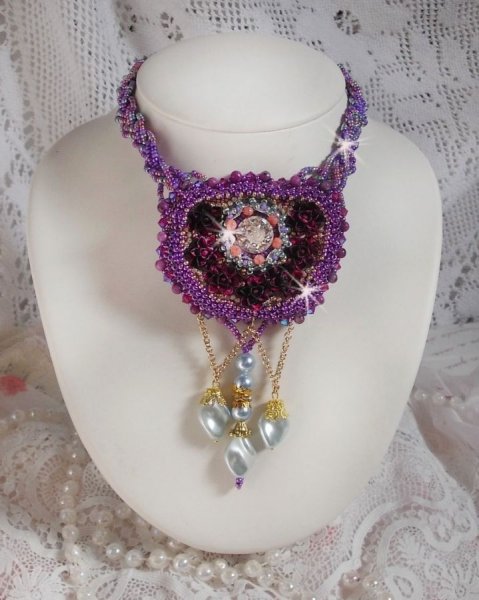 Freesia ketting geborduurd met Fuchsia hars rozen gemarmerd met Roos, Swarovski kristallen en rocailles.