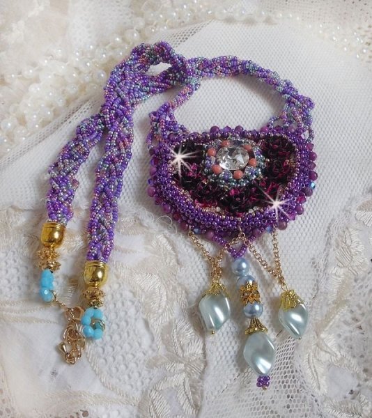 Freesia ketting geborduurd met Fuchsia hars rozen gemarmerd met Roos, Swarovski kristallen en rocailles.