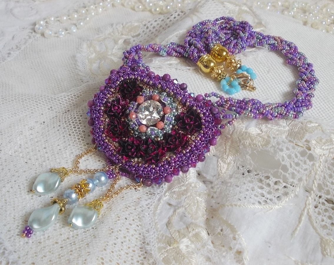Freesia ketting geborduurd met Fuchsia hars rozen gemarmerd met Roos, Swarovski kristallen en rocailles.