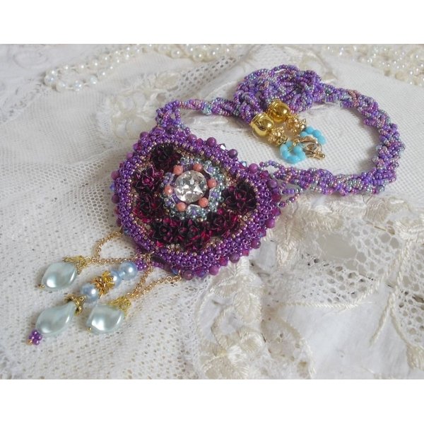 Freesia ketting geborduurd met Fuchsia hars rozen gemarmerd met Roos, Swarovski kristallen en rocailles.